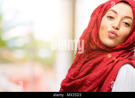 Junge arabische Frau, tragen, hijab Liebe auszudrücken, Schläge Kuss auf Kamera, flirten Stockfoto