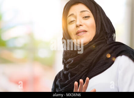 Junge arabische Frau, tragen, Hijab angewidert und wütend, halten die Hände in stop Geste, als Verteidigung, schreien Stockfoto