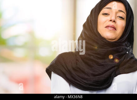 Junge arabische Frau, tragen, Hijab angewidert und wütend, halten die Hände in stop Geste, als Verteidigung, schreien Stockfoto