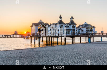 Historische Seebrücke von Sellin auf der Insel Rügen bei Sonnenaufgang, Deutschland Stockfoto