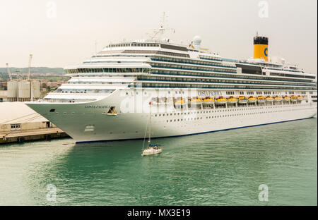 Civitavecchia, Italien - 2. Mai 2018: die Costa Pacifica Kreuzfahrtschiff ist im Cruise Terminal von Civitavecchia, Italien angedockt. Costa Crociere Schiff Kreuzfahrt. Stockfoto