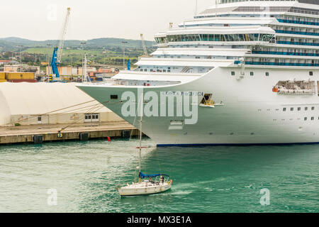 Civitavecchia, Italien - 2. Mai 2018: die Costa Pacifica Kreuzfahrtschiff ist im Cruise Terminal von Civitavecchia, Italien angedockt. Costa Crociere Schiff Kreuzfahrt. Stockfoto