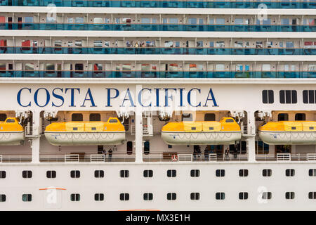 Civitavecchia, Italien - 2. Mai 2018: Die rettungsboote auf einem Schiff Kreuzfahrt Costa Pacifica Costa Pacifica ist ein Concordia-Klasse Kreuzfahrtschiff Costa Crociere Stockfoto