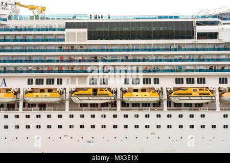 Civitavecchia, Italien - 2. Mai 2018: Die rettungsboote auf einem Schiff Kreuzfahrt Costa Pacifica Costa Pacifica ist ein Concordia-Klasse Kreuzfahrtschiff Costa Crociere Stockfoto