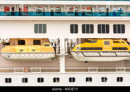 Civitavecchia, Italien - 2. Mai 2018: Die rettungsboote auf einem Schiff Kreuzfahrt Costa Pacifica Costa Pacifica ist ein Concordia-Klasse Kreuzfahrtschiff Costa Crociere Stockfoto