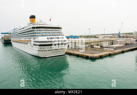 Civitavecchia, Italien - 2. Mai 2018: die Costa Pacifica Kreuzfahrtschiff ist im Cruise Terminal von Civitavecchia, Italien angedockt. Costa Crociere Schiff Kreuzfahrt. Stockfoto