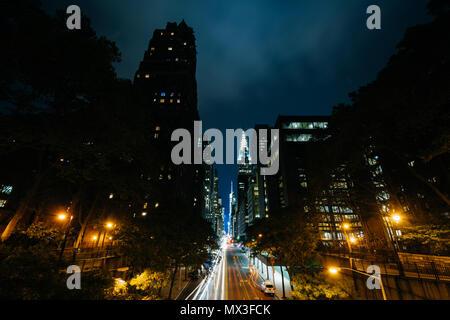 42 Straße in der Nacht, von Tudor Stadt in Midtown Manhattan, New York City gesehen Stockfoto