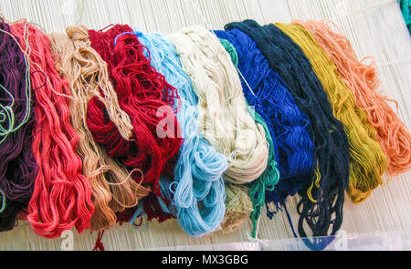 Wolle Bundles auf dem Webstuhl für handgefertigte Teppiche, Türkei Stockfoto