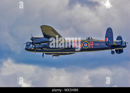 Avro Lancaster Bomber im Flug, Duxford, Großbritannien Stockfoto