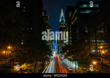 42 Straße in der Nacht, von Tudor Stadt in Midtown Manhattan, New York City gesehen Stockfoto