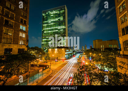 42 Straße in der Nacht, von Tudor Stadt in Midtown Manhattan, New York City gesehen Stockfoto