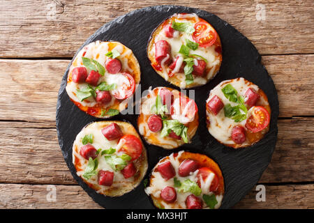 Pizza aus gebackene Auberginen mit Mozzarella, Tomaten, Wurst und grünen Close-up auf den Tisch. Horizontal oben Ansicht von oben Stockfoto