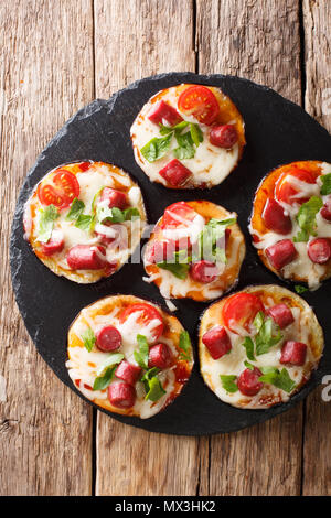 Pizza aus gebackene Auberginen mit Mozzarella, Tomaten, Wurst und grünen Close-up auf den Tisch. Vertikal oben Ansicht von oben Stockfoto