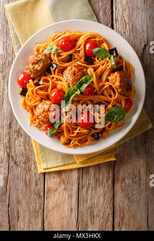 Hausgemachte Frikadellen mit Spaghetti, Auberginen und Tomaten close-up auf einem Teller. Vertikal oben Ansicht von oben Stockfoto