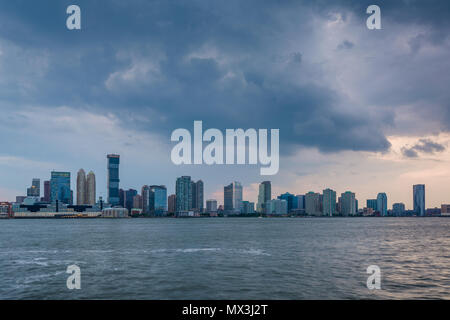 Ein Blick auf die Jersey City Skyline vom Battery Park City, in Lower Manhattan, New York City Stockfoto