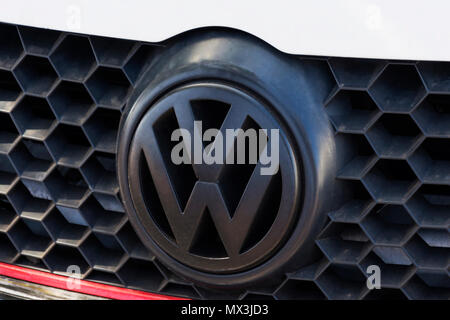 Deutschland, Berlin, 14. Mai 2018: Das Logo der deutschen Firma Volkswagen auf dem Kühlergrill der Autos Stockfoto