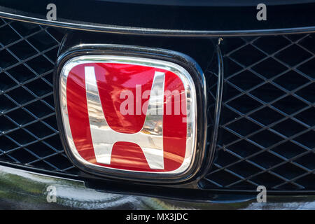 Deutschland, Berlin, 14. Mai 2018: Das Logo der japanischen Firma HONDA auf dem Kühlergrill der Autos Stockfoto