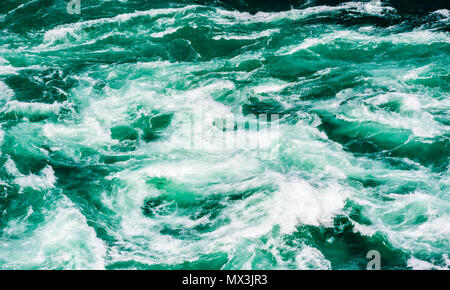 Abstrakte starke Strömungen und Stromschnellen Buttern in fließenden Green River in der Nähe von Niagara Falls, Ontario, Kanada. Stockfoto