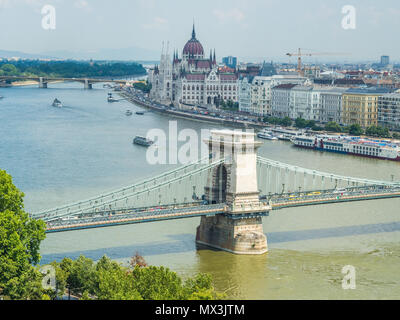 Széchenyi Kettenbrücke & Suspension Brücke über die Donau in Budapest mit dem Ungarischen Parlament hinter auf der Pester Seite. Stockfoto