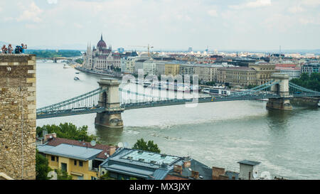 Széchenyi Kettenbrücke & Suspension Brücke über die Donau in Budapest mit dem Ungarischen Parlament hinter auf der Pester Seite. Stockfoto