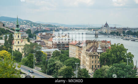 Széchenyi Kettenbrücke & Suspension Brücke über die Donau in Budapest mit dem ungarischen Parlament auf der Pester Seite (rechts) Stockfoto