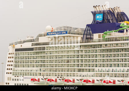 Civitavecchia, Italien - 2. Mai. 2018: Das riesige Kreuzfahrtschiff Norwegian Epic neben am Hafen Civitavecchia Italien günstig. Norwegian Cruise Line Stockfoto