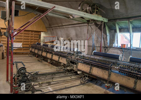 In langen Entwurf Flyer spinning Stränge auf Spulen. Benutzerdefinierte Woollen Mills, Carstairs, Alberta. Stockfoto