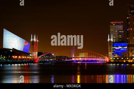 Salford Quays Millennium Fuß/Lift bridge Bridge bei Nacht. Stockfoto