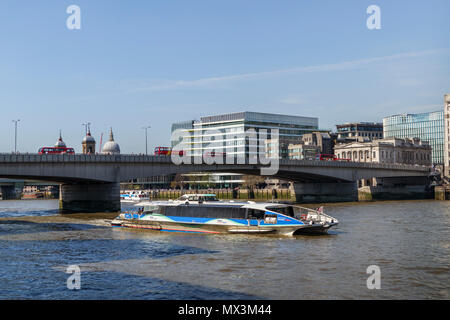 MBNA Thames Clipper Tornado Clipper vorbei unter der London Bridge in der Londoner City Segeln auf der Themse Pool von London an einem sonnigen Tag Stockfoto