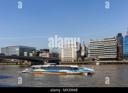 MBNA Thames Clipper Tornado Clipper Segeln auf der Themse nach London Bridge im Pool von London, Adelaide House und North Bank hinter Stockfoto