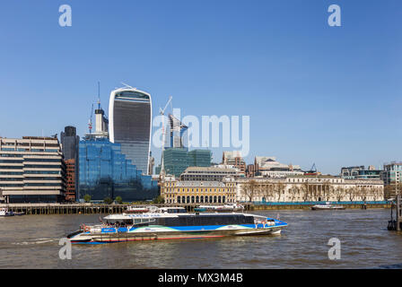 MBNA Thames Clipper Tornado 434 nähert sich die London Bridge City Pier, Old Billingsgate, Walkie Talkie und moderne Stadt London Gebäude hinter Stockfoto