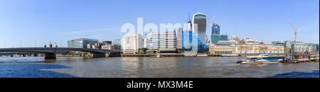 Panoramablick auf die Stadt London und die Themse North Bank aus London Bridge Die London Bridge City Pier, Walkie Talkie und Adelaide House Stockfoto