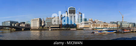 Panoramablick auf die Stadt London und die Themse North Bank aus London Bridge Die London Bridge City Pier, das Walkie Talkie und Adelaide House Stockfoto
