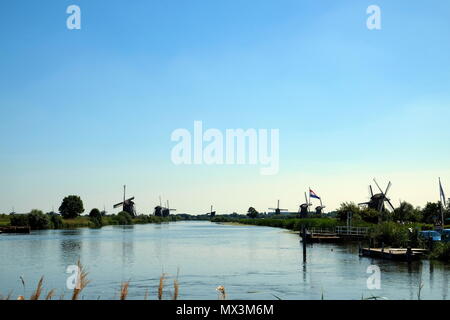 Die wunderbare Windmühlen von Kinderdijk Niederlande. Stockfoto