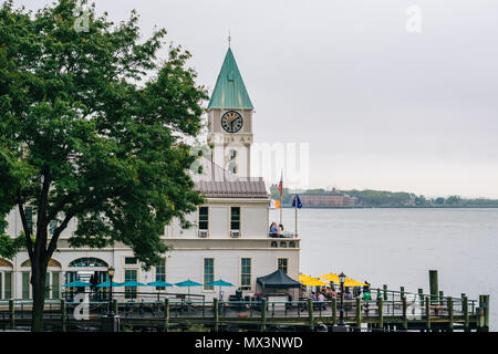 Flugsteig A Harbor House, am Battery Park in Manhattan, New York City. Stockfoto