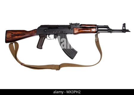 AKM (avtomat Kalashnikova) Kalaschnikow Sturmgewehr auf Weiß Stockfoto