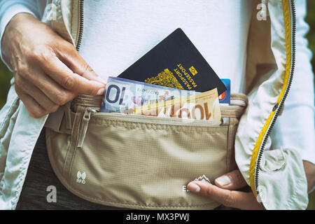 Geld, Geld Reisedokumente, Kreditkarten, sichere Taille Wallet Stockfoto