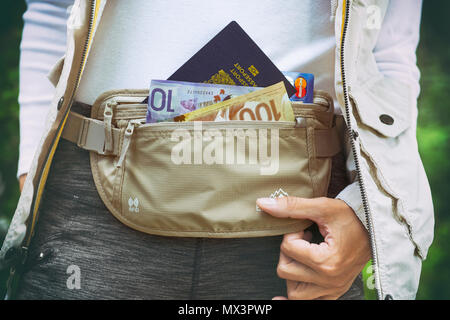 Geld, Geld Reisedokumente, Kreditkarten, sichere Taille Wallet Stockfoto