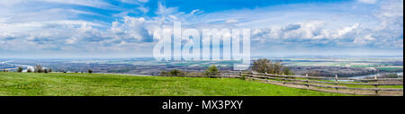 Panoramatic view der Österreichischen Landschaft mit Windmühlen im Hintergrund Stockfoto