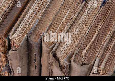 Jahrgang alte Bücher in einer Reihe Stockfoto