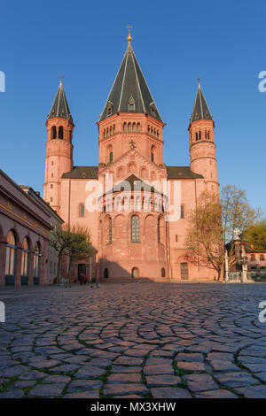 Historische Mainzer Dom nach Sonnenaufgang vor einem blauen Himmel Stockfoto