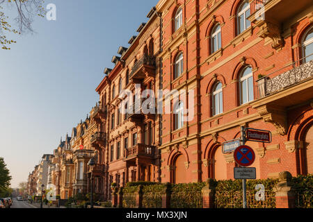 Die Sonne scheint auf die schönen alten Häuser an der Uferstrasse in Mainz in den frühen Morgenstunden Stockfoto