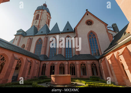 Die katholische Pfarrkirche St. Stephan in Mainz mit dem Kreuzgang im Vordergrund. Stockfoto