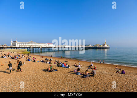 Blick auf den Brighton Pier von der Promenade Stockfoto