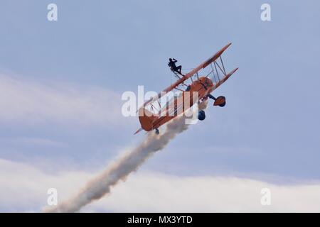 Die Flying Circus die Welten nur Bildung Wingwalking Teams durchführen am Duxford Air Festival am 27. Mai 2018 Stockfoto