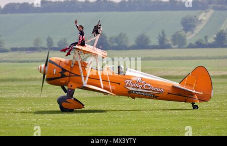 Die Flying Circus die Welten nur Bildung Wingwalking Teams durchführen am Duxford Air Festival am 27. Mai 2018 Stockfoto