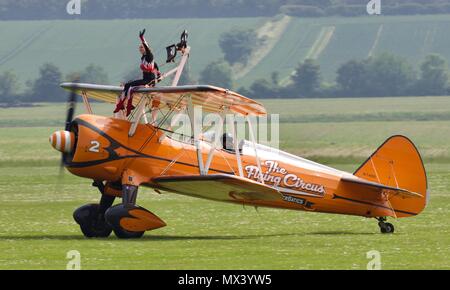 Die Flying Circus die Welten nur Bildung Wingwalking Teams durchführen am Duxford Air Festival am 27. Mai 2018 Stockfoto