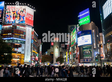 Tokio bei Nacht. Die berühmten Shibuya Crossing, der belebtesten Kreuzung in der Welt Stockfoto