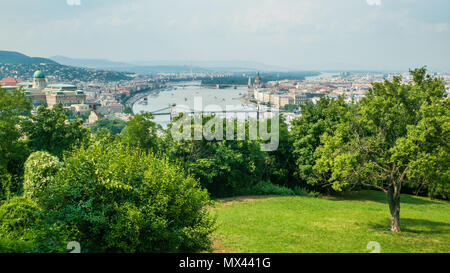 Budapest auf der Donau, Ungarn. Die Budaer Burg aka Royal Palace ist auf der linken Seite, Parlament Gebäude auf der rechten Seite&Széchenyi Kettenbrücke Mitte. Stockfoto