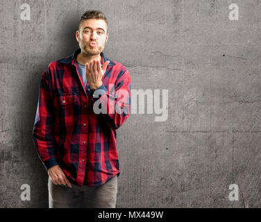 Jungen gutaussehenden Mann Liebe auszudrücken, Schläge Kuss auf Kamera, flirten Stockfoto